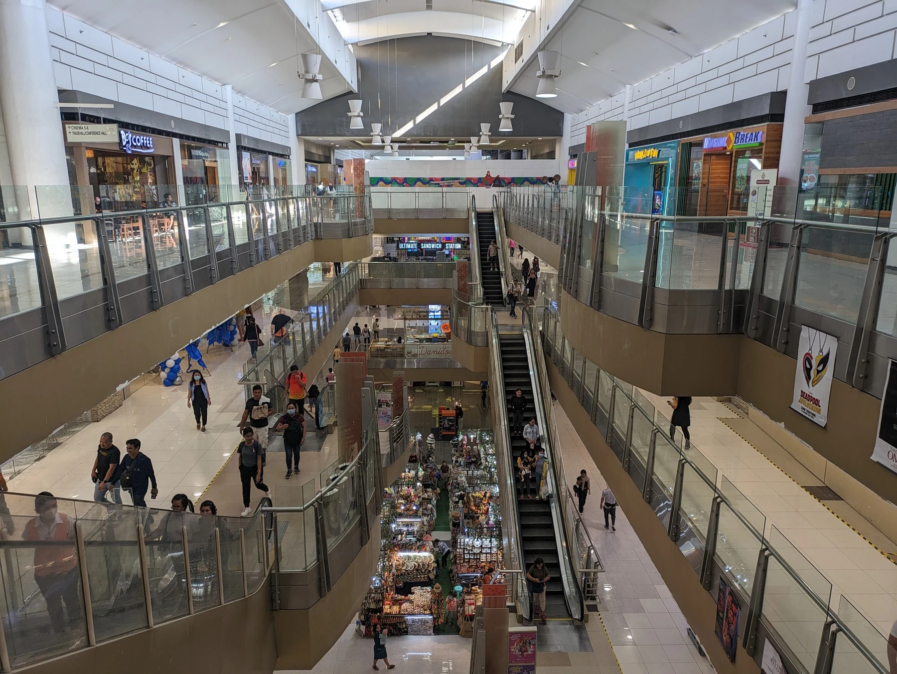 Торговый центр SM City Cebu рядом со школой